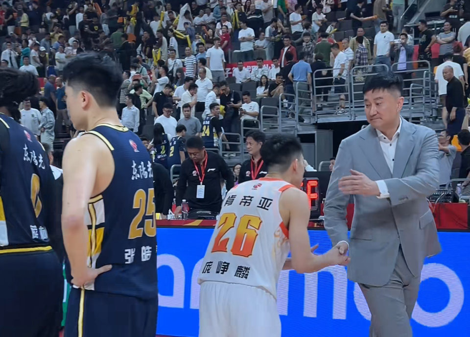 必威体育官方入口-庞峥麟，为何向杜锋鞠了一躬？愿这样的镜头，在CBA多一点！