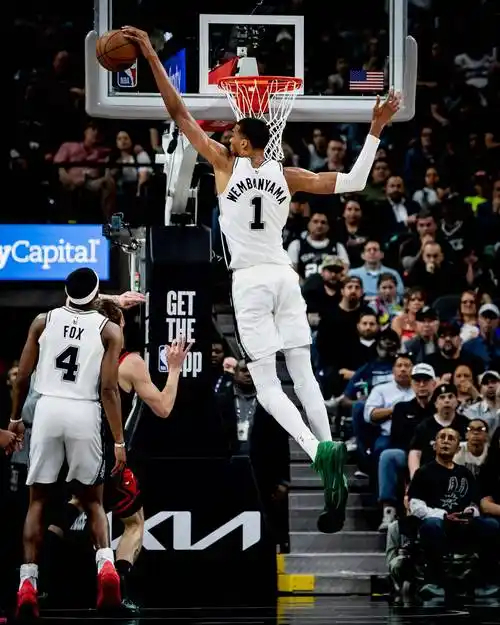 官宣罚单,冲入马刺主场和文班合影,男球迷受到什么处罚?|NBA|骑士|詹姆斯|文班亚马|圣安东尼奥马刺队_新浪体育_新浪新闻