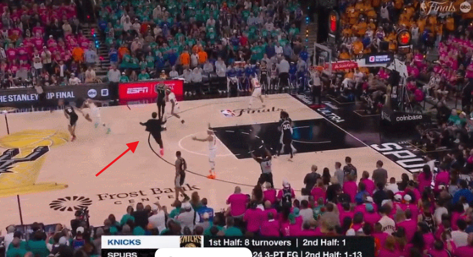 官宣罚单,冲入马刺主场和文班合影,男球迷受到什么处罚?|NBA|骑士|詹姆斯|文班亚马|圣安东尼奥马刺队_新浪体育_新浪新闻